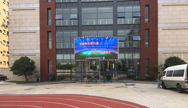上海諾美國(guó)際學(xué)校戶外LED顯示屏由智彩科技定制、安裝